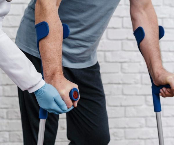 doctor-iniciando-plan-recuperacion-su-paciente_23-2148813500