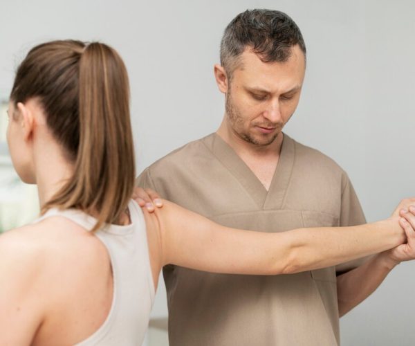 enfermera-cuidando-al-paciente_23-2149277830