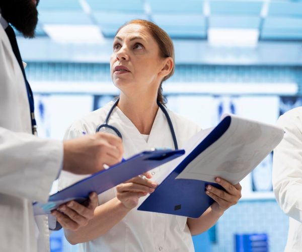 equipo-medicos-comparando-resultados-pruebas-registros-atencion-medica-oficina_482257-115903