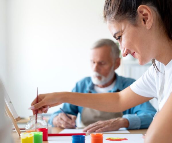 personas-reunidas-centro-comunitario_23-2149155274